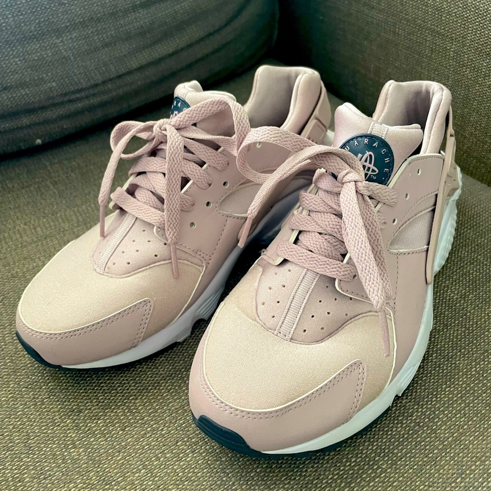 Nike hurache women’s 8.5 (7Y)